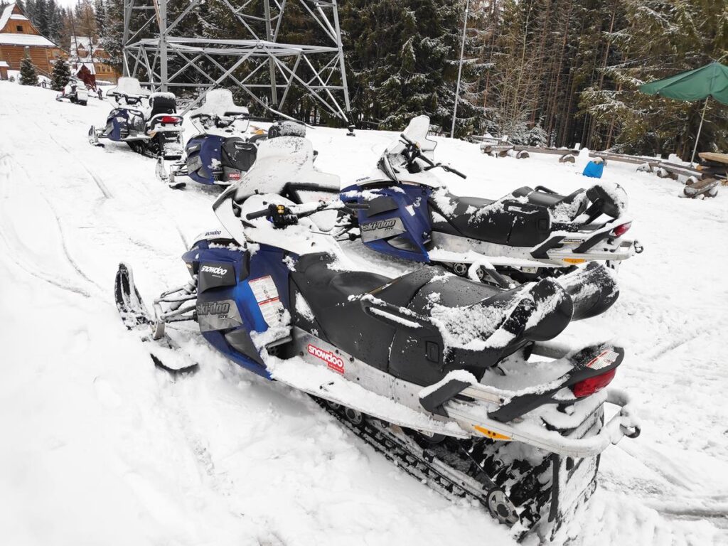 skutery śnieżne na śniegu