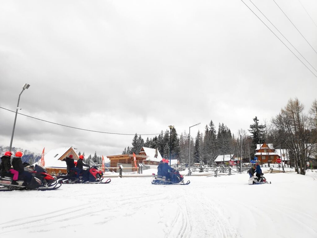 4 skutery śnieżne na śniegu