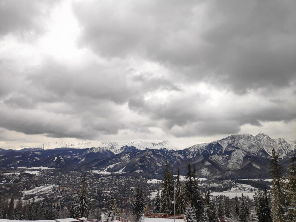 Pochmurno, widok na Tatry z Gubałówki