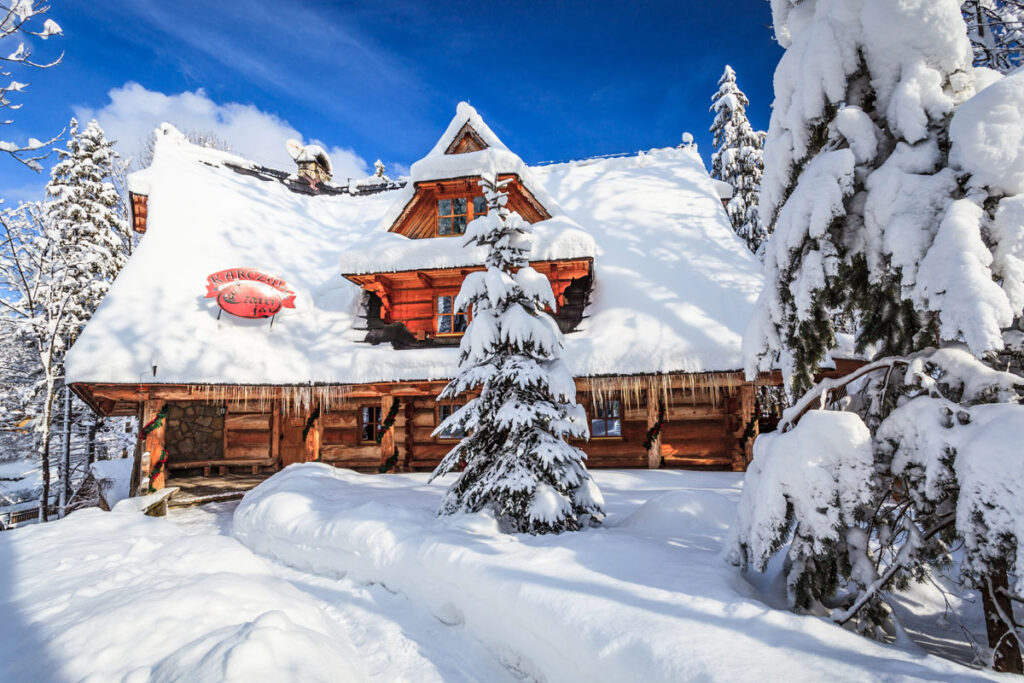 Karczma góralska w zimowej scenerii