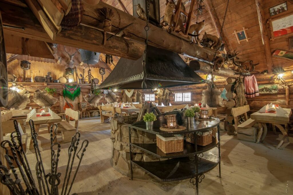 Wnętrze karczmy z paleniskiem