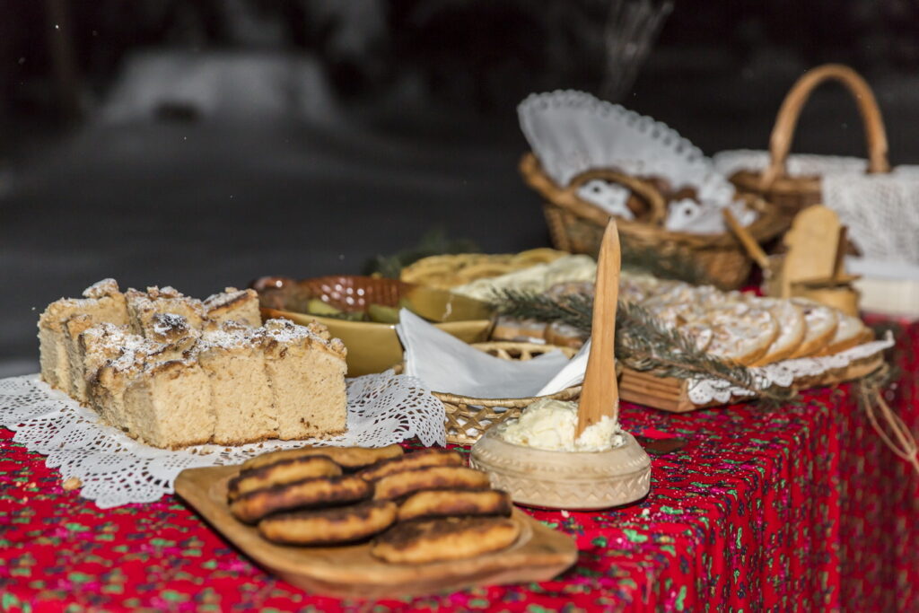 Poczęstunek w czasie ogniska na kuligu