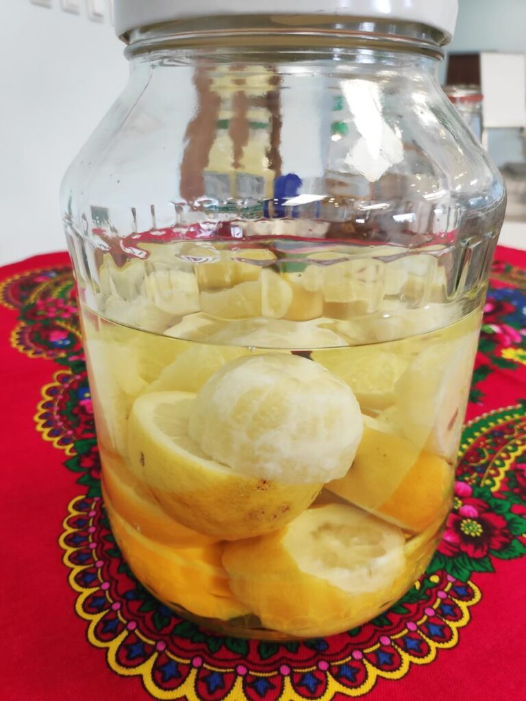 Słój z pokrojoną cytryną