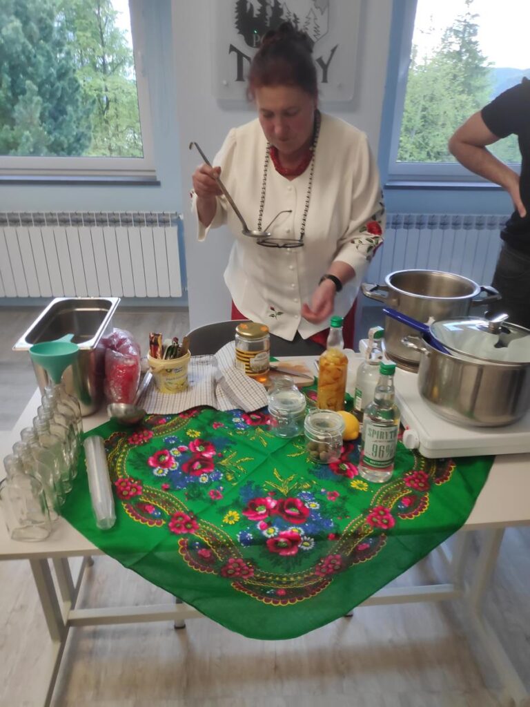 Góralska gażdzina próbuje nalewkę