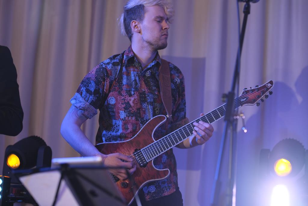 występ zespołu muzycznego na żywo