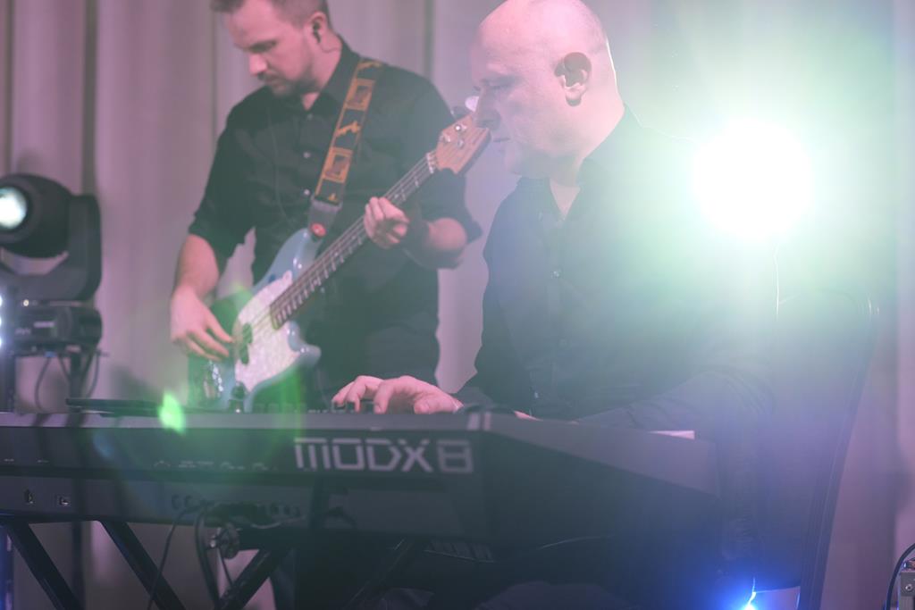 zespół muzyczny grający na żywo