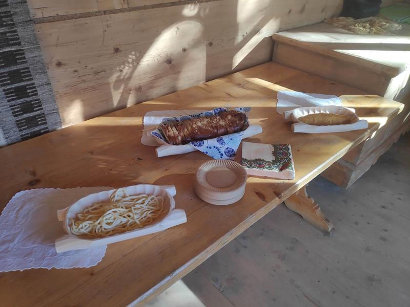Poczęstunek dla uczestników warsztatów - oscypek i góralska chauka.