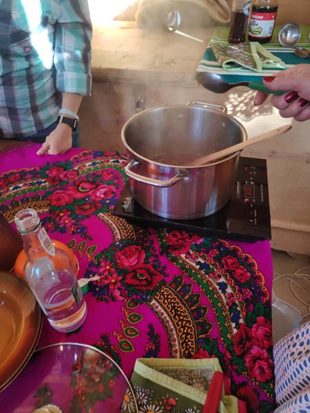 Przygotowywanie nalewek w czasie warsztatów