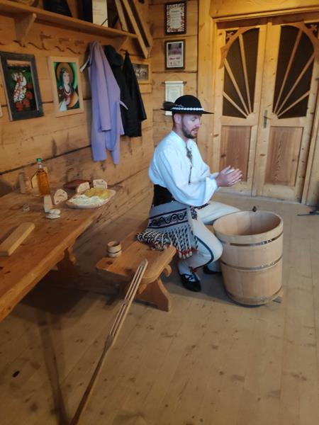 Warsztaty oscypkowe - wyrabianie oscypków