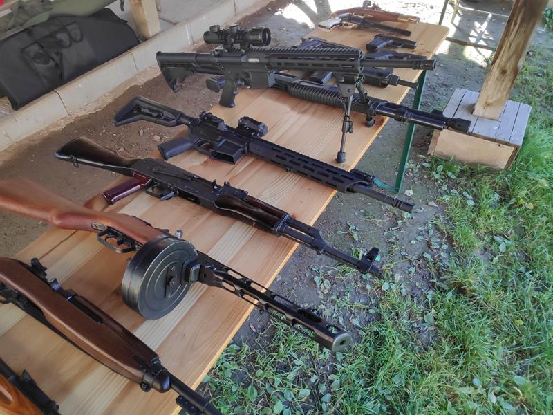 Strzelanie z bronii z II wojny światowej i z broni współczesnej