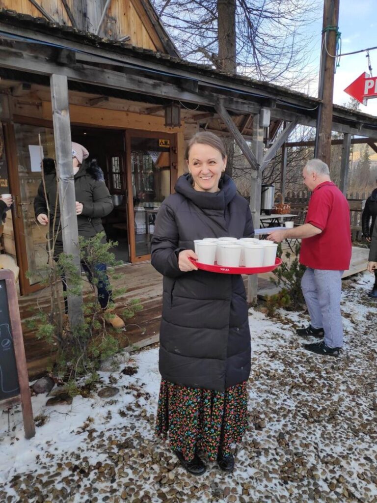 Poczęstunek grzanym winem przed przejażdżką dorożkami