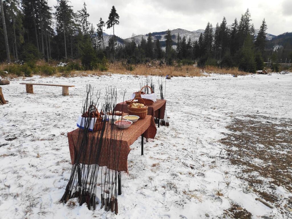 Ognisko w plenerze na górskiej polanie