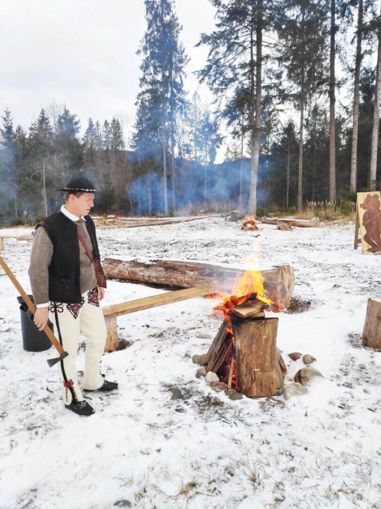 Integracja na polanie z góralami
