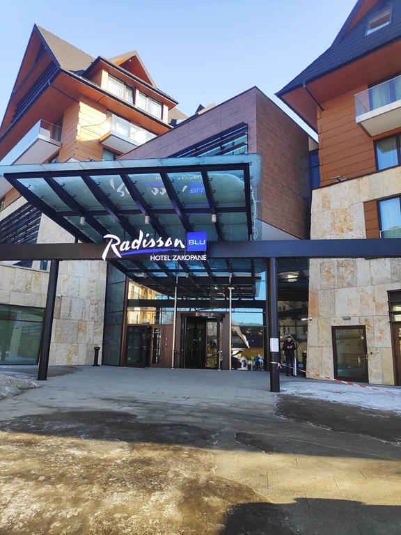 Podjazd pod hotel Radisson wejście do lobby