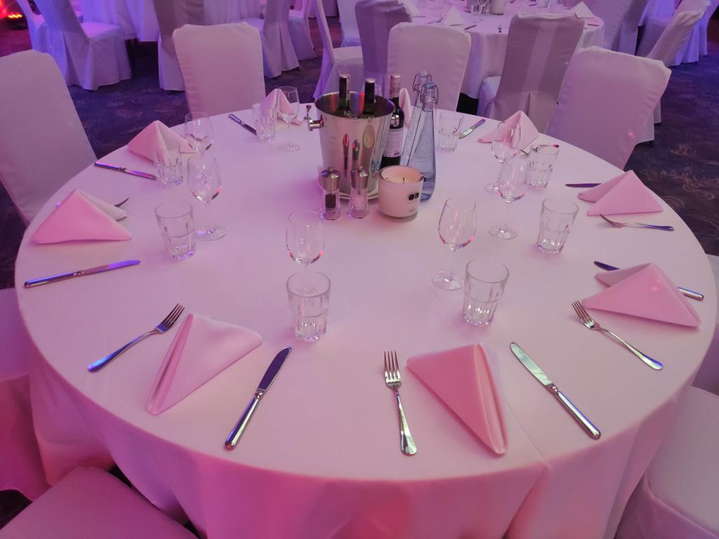 Uroczysta kolacja - nakryte stoliki Zakopane Hotel Radisson