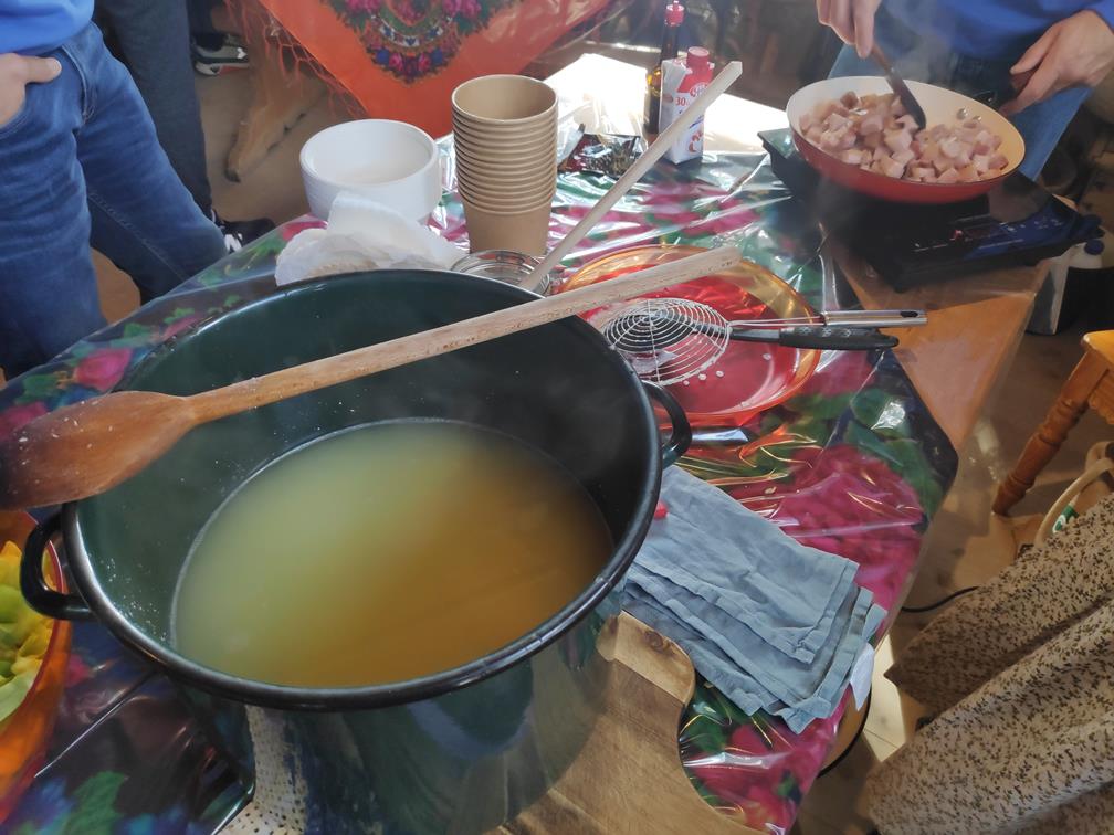 Przygotowywanie zupy na sałacie