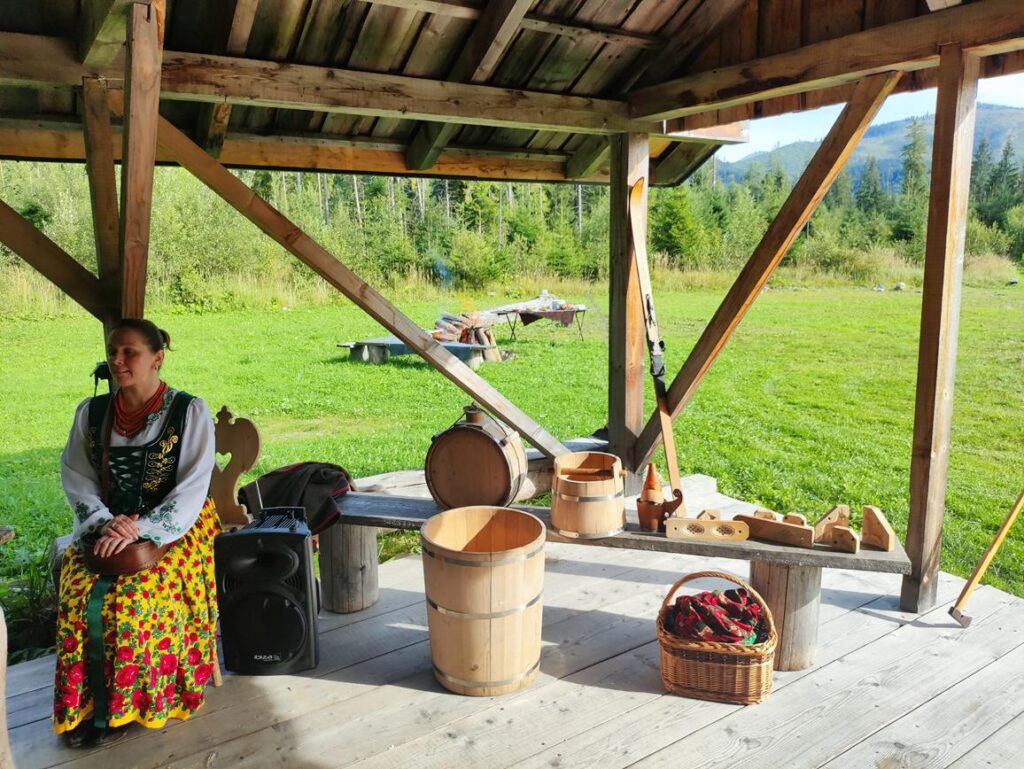 Warsztaty bacowskie góralka w stroju regionalnym